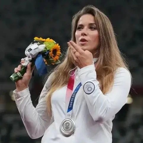 Ten days after the closing of the Tokyo Olympic Games, she sold the medal.